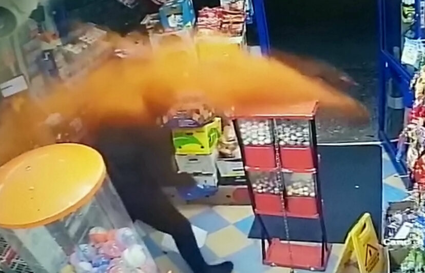 Comerciante lança pó de pimenta em ladrão armado