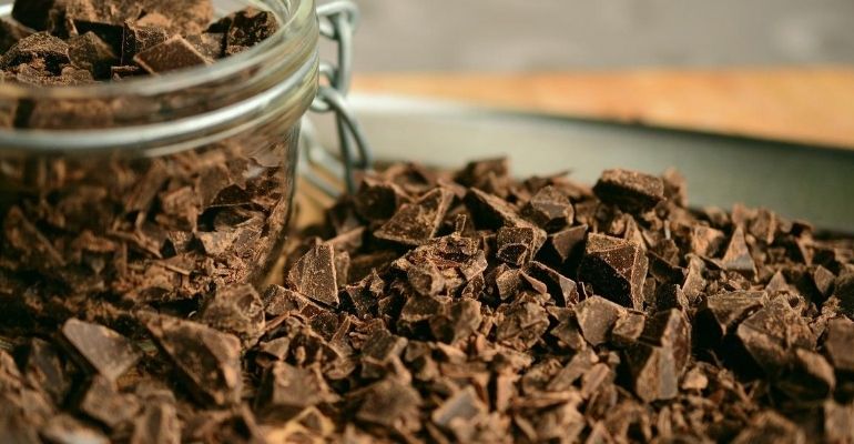 Defeito em fábrica faz “nevar chocolate” em cidade