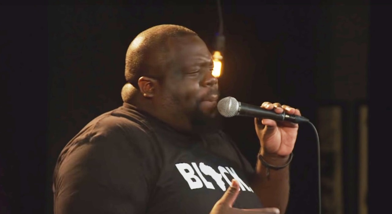 Comediante Chris Cotton, do Comedy Central, morre aos 32 anos