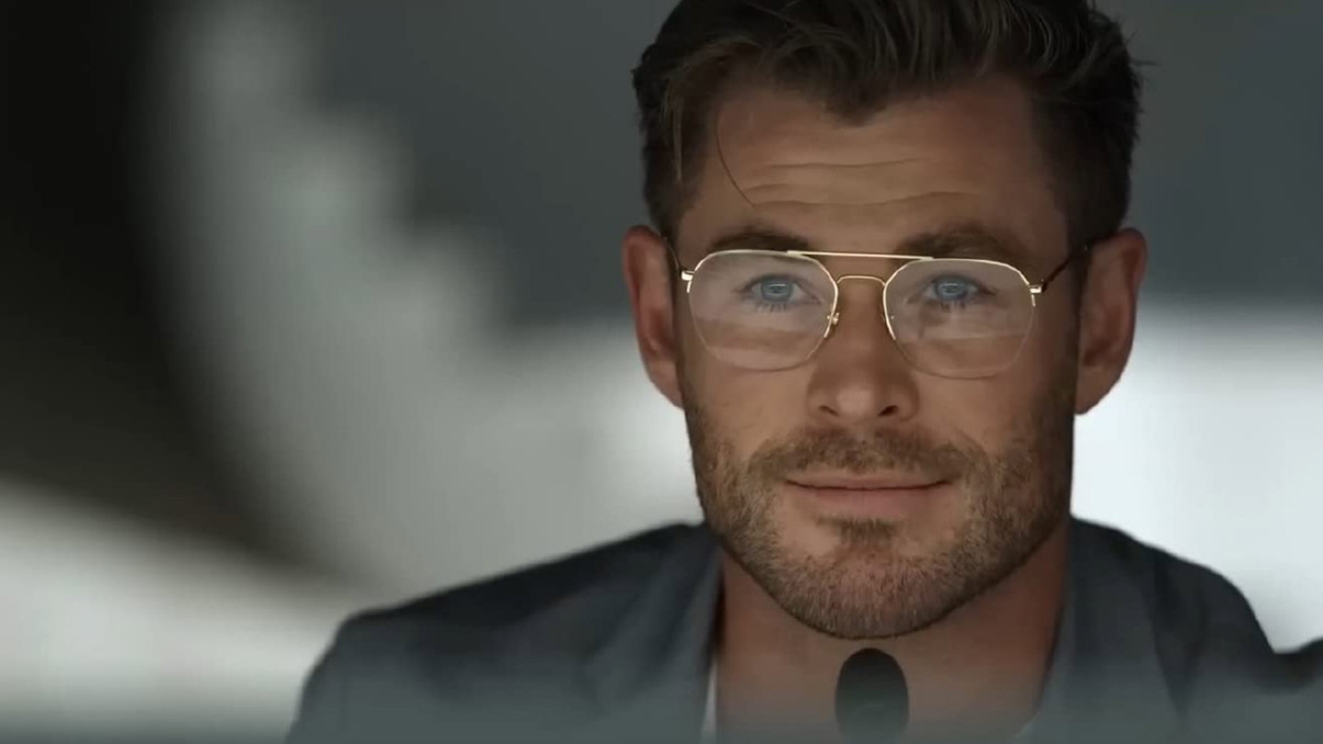 Chris Hemsworth faz teste com pessoas em nova cena de “Spiderhead”; assista