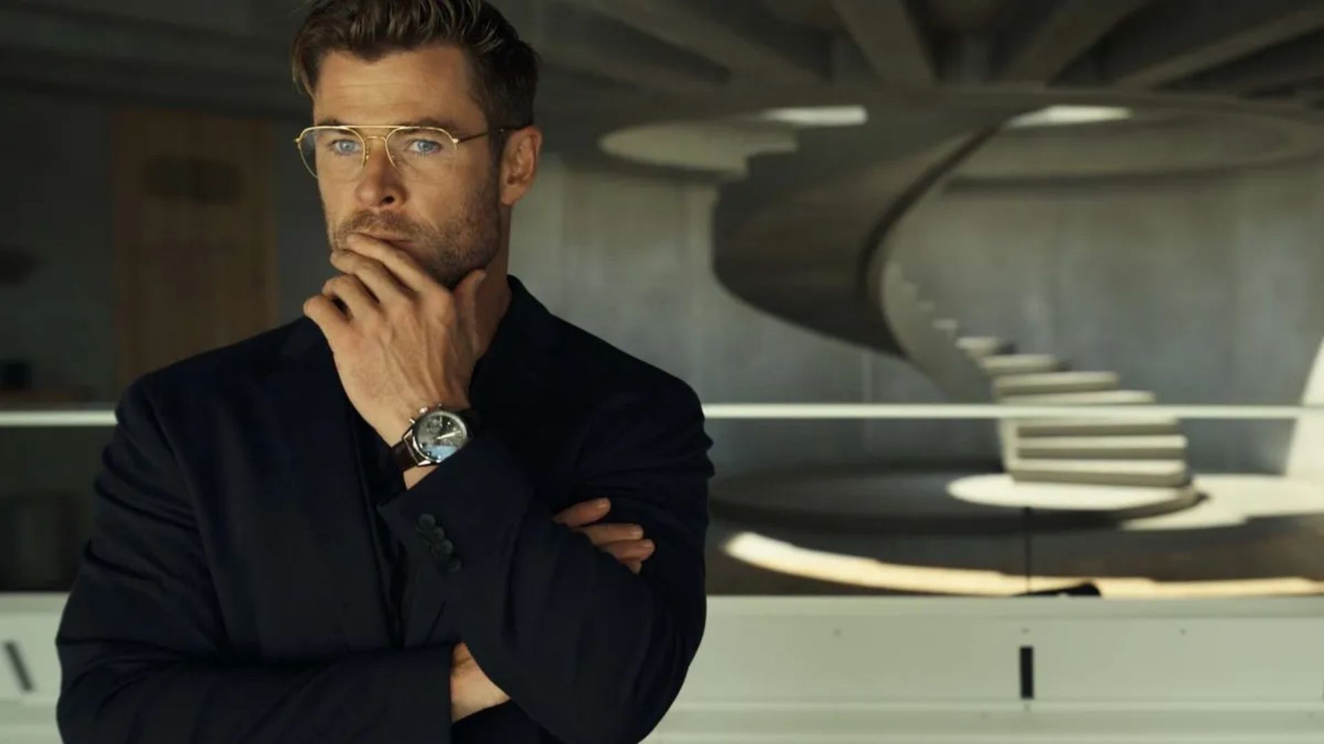 Chris Hemsworth investe em projeto inovador de drogas no trailer de “Spiderhead”