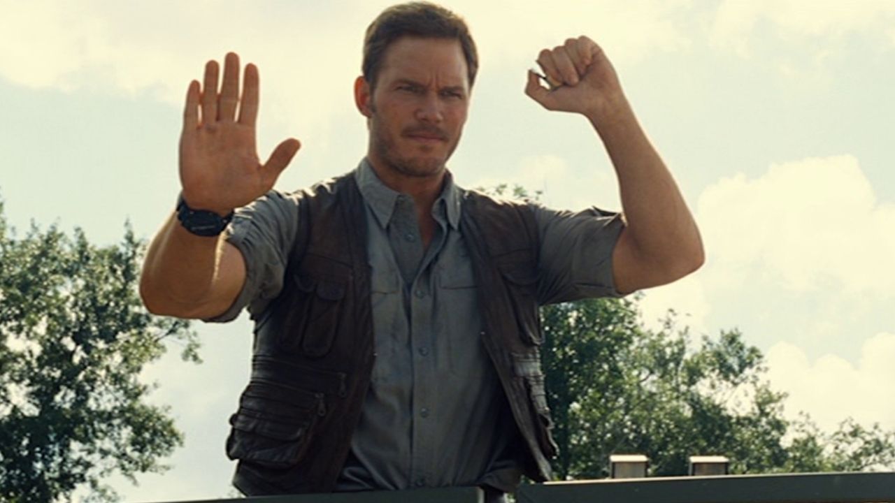 Chris Pratt doma dinossauro em nova imagem de “Jurassic World: Domínio”