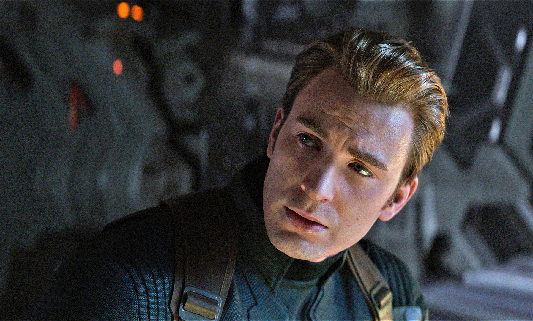 Chris Evans impressiona fãs ao surgir sem camisa em vídeo: “Minha pressão até caiu”