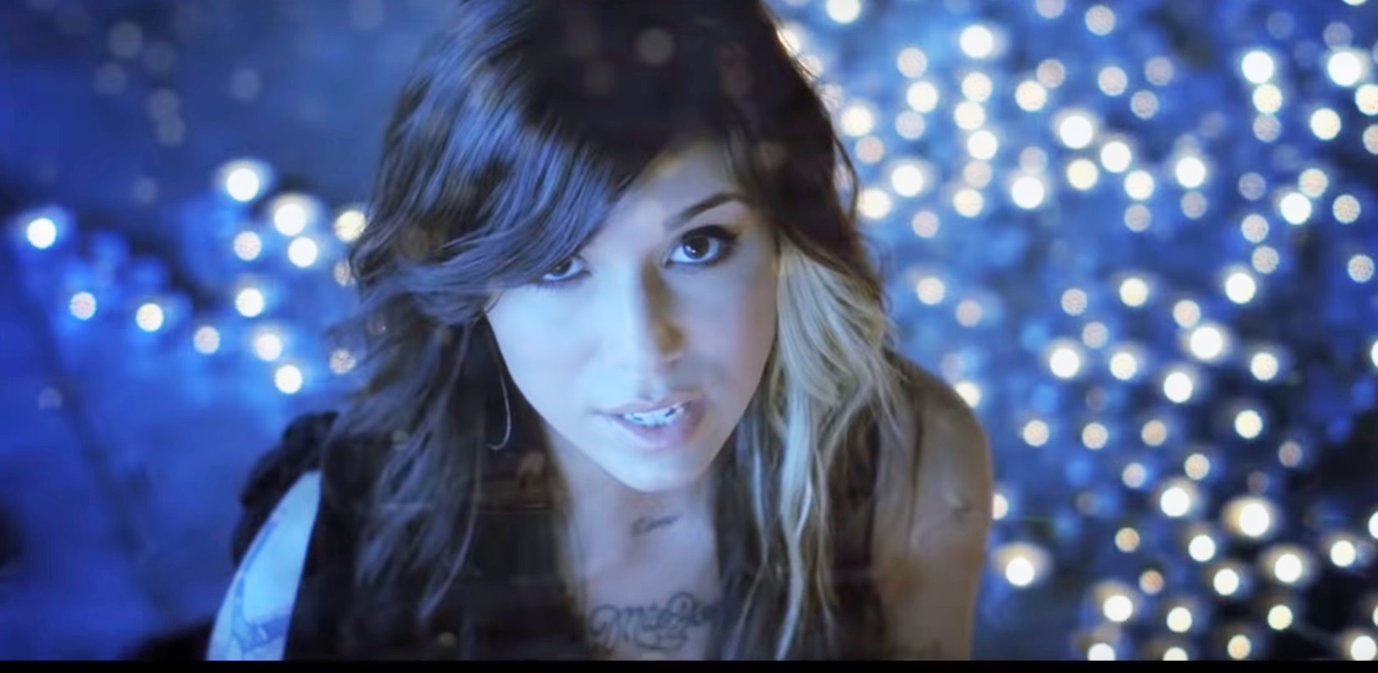 Christina Perri, cantora de A Thousand Years, sofre aborto espontâneo e lamenta: ”Chocada e com coração partido”