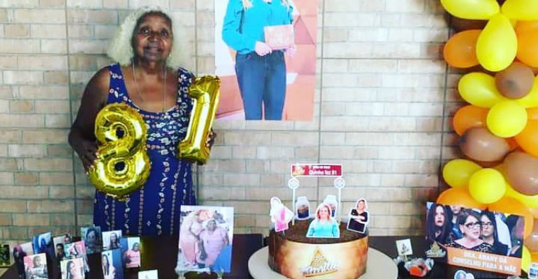 Idosa faz festa com o tema ‘Casos de Família’ e viraliza na web