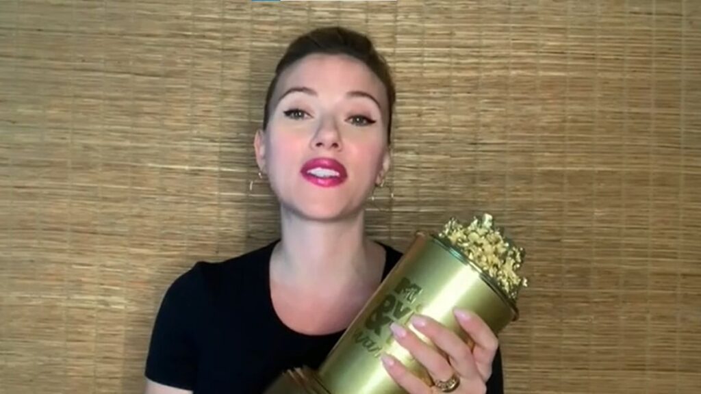 Scarlett Johansson recebe Prêmio Geração no MTV Movie & TV Awards 2021