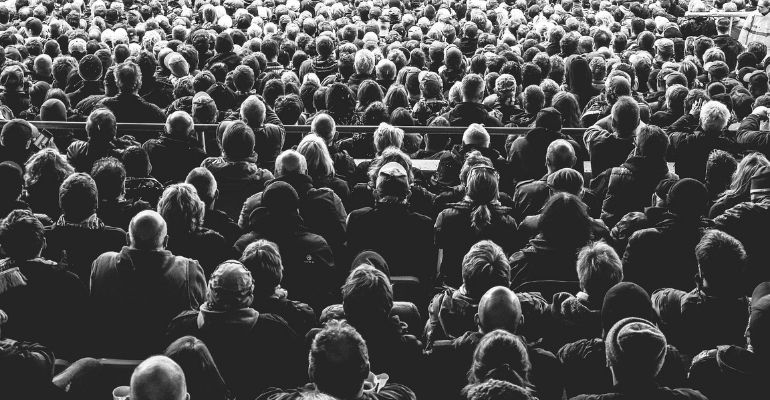 Londres lança cinema em que espectadores sentam em barcos para manter o distanciamento