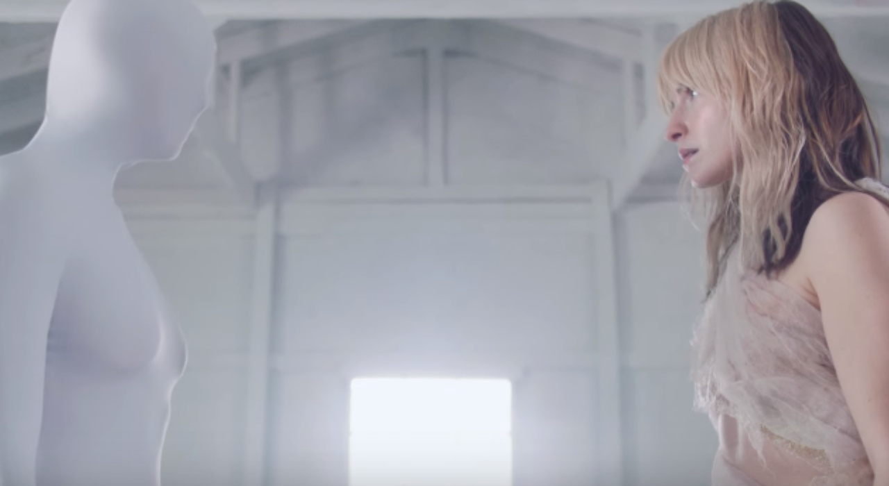 Hayley WIlliams encara versões de si mesma em clipe de Cinnamon; confira