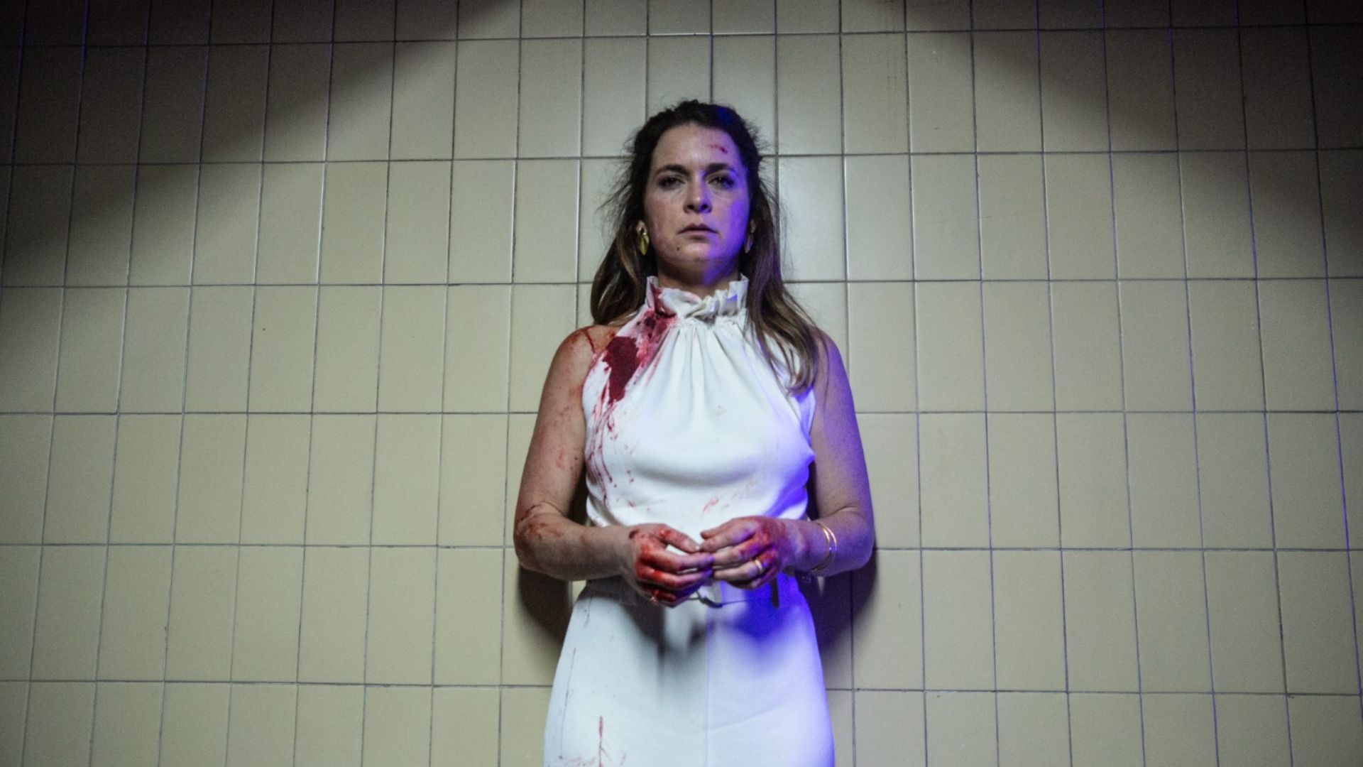 Cláudia Abreu está pronta para se vingar em nova imagem de “Tempos de Barbárie”