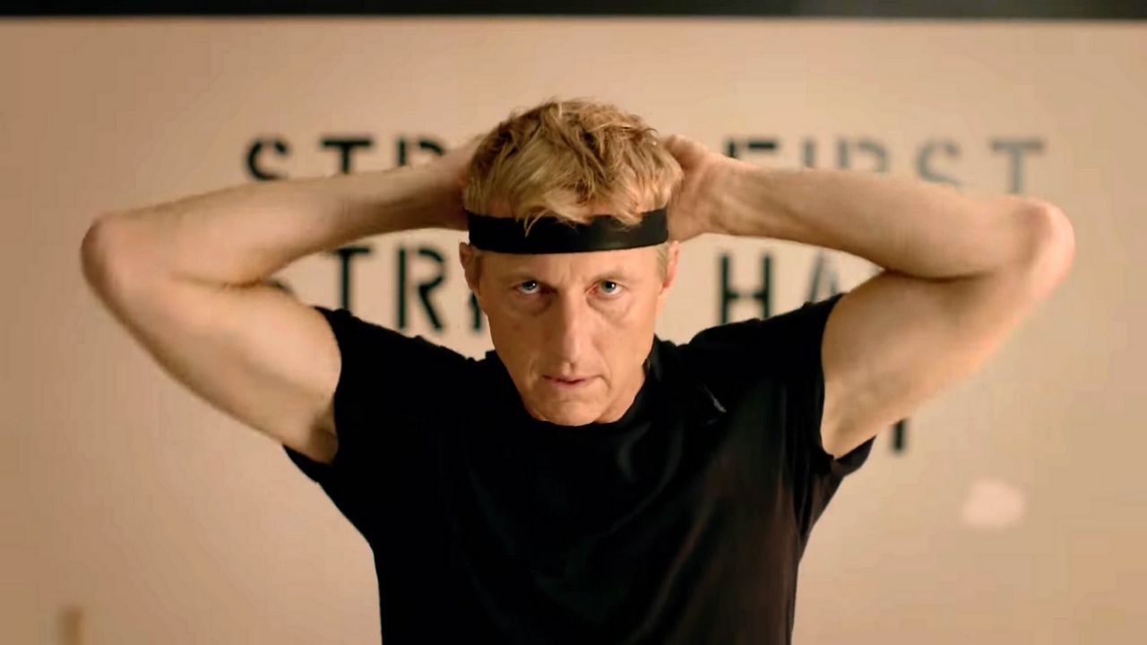 “Cobra Kai” mostra Johnny treinando o “Chute da Garça” em imagens inéditas