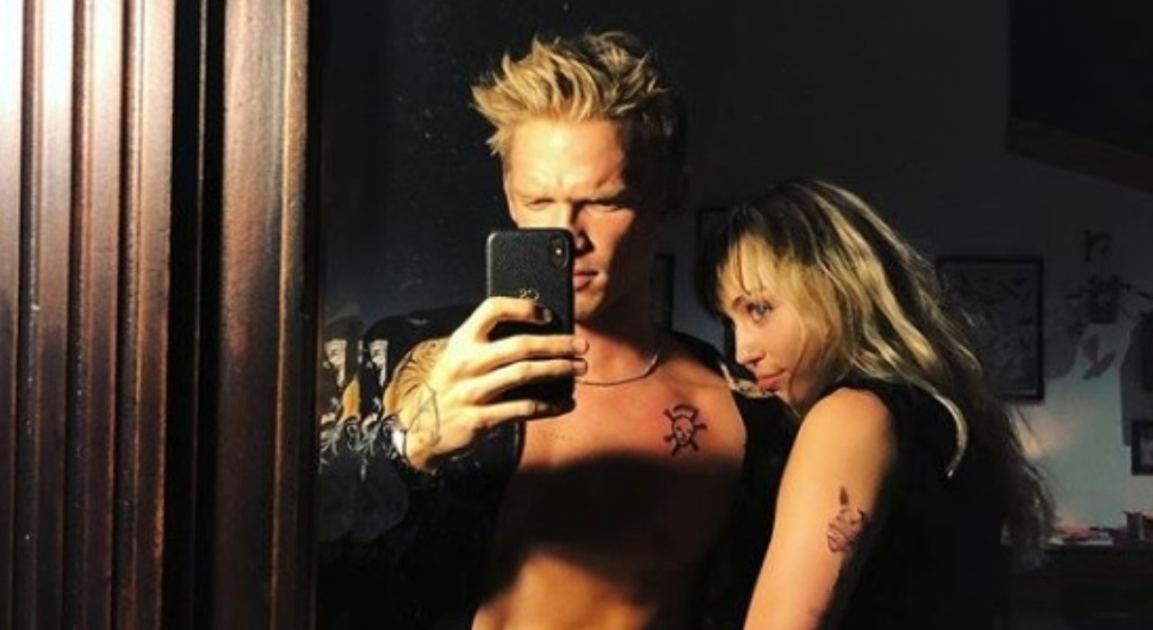 Miley Cyrus e Cody Simpson fazem tatuagem juntos