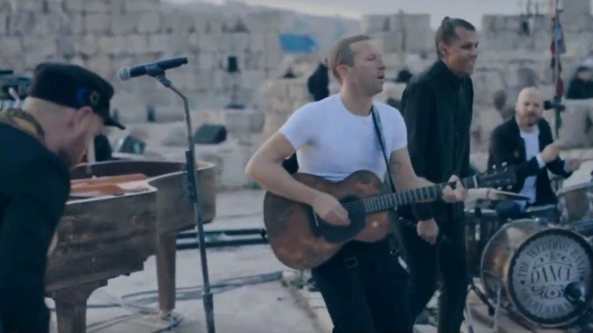 Coldplay comemora o lançamento de Everyday Life com transmissão ao vivo