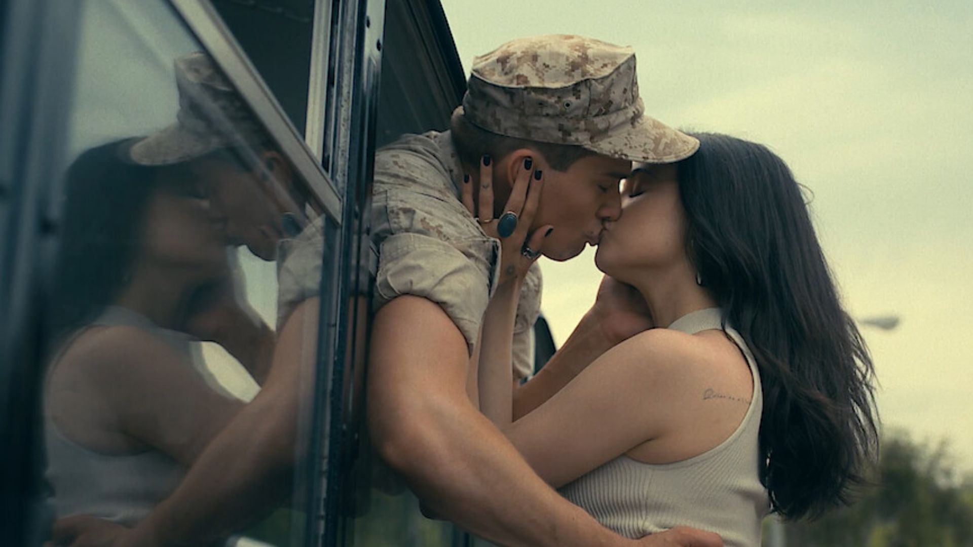 “Continência ao Amor” encanta espectadores, mas não convence crítica especializada