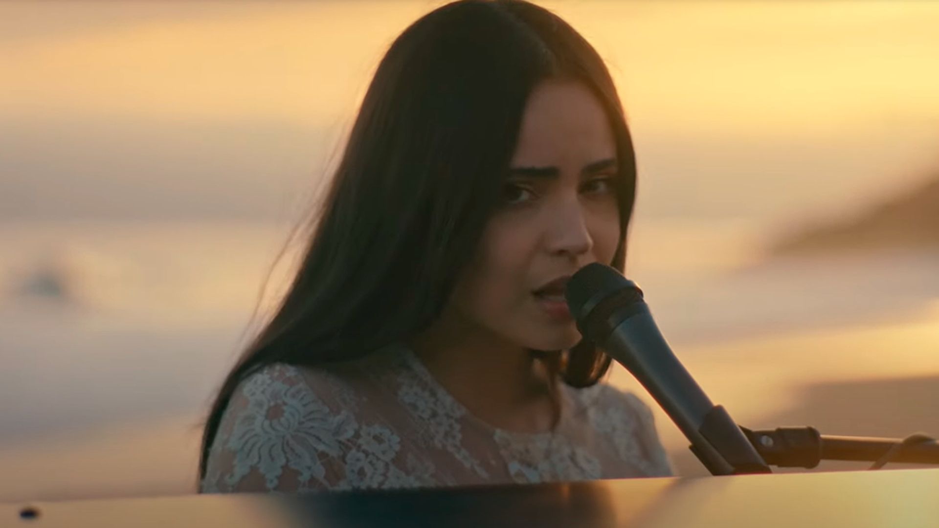 “Continência ao Amor”: Sofia Carson faz apresentação surpresa na praia de “Come Back Home”; assista