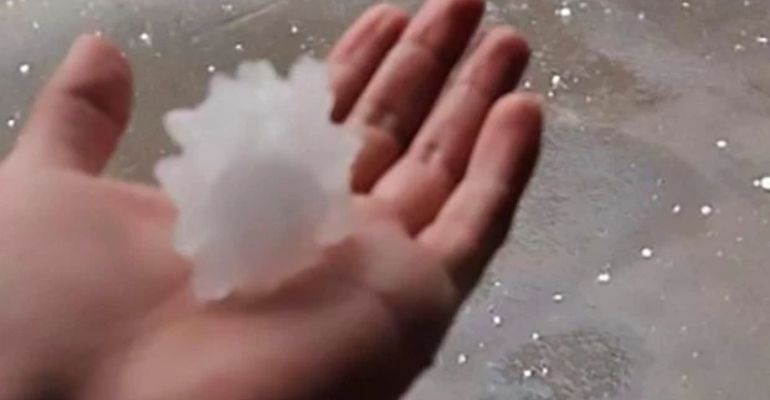 Fiéis acreditam que granizos no formato do coronavírus são uma mensagem de Deus para ficar em casa