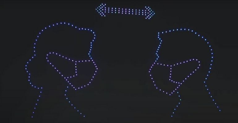 Centenas de drones criam mensagens luminosas no céu sobre o coronavírus