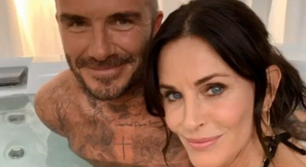 Courteney Cox e David Beckham surgem em banheira nos bastidores da última temporada de Modern Family