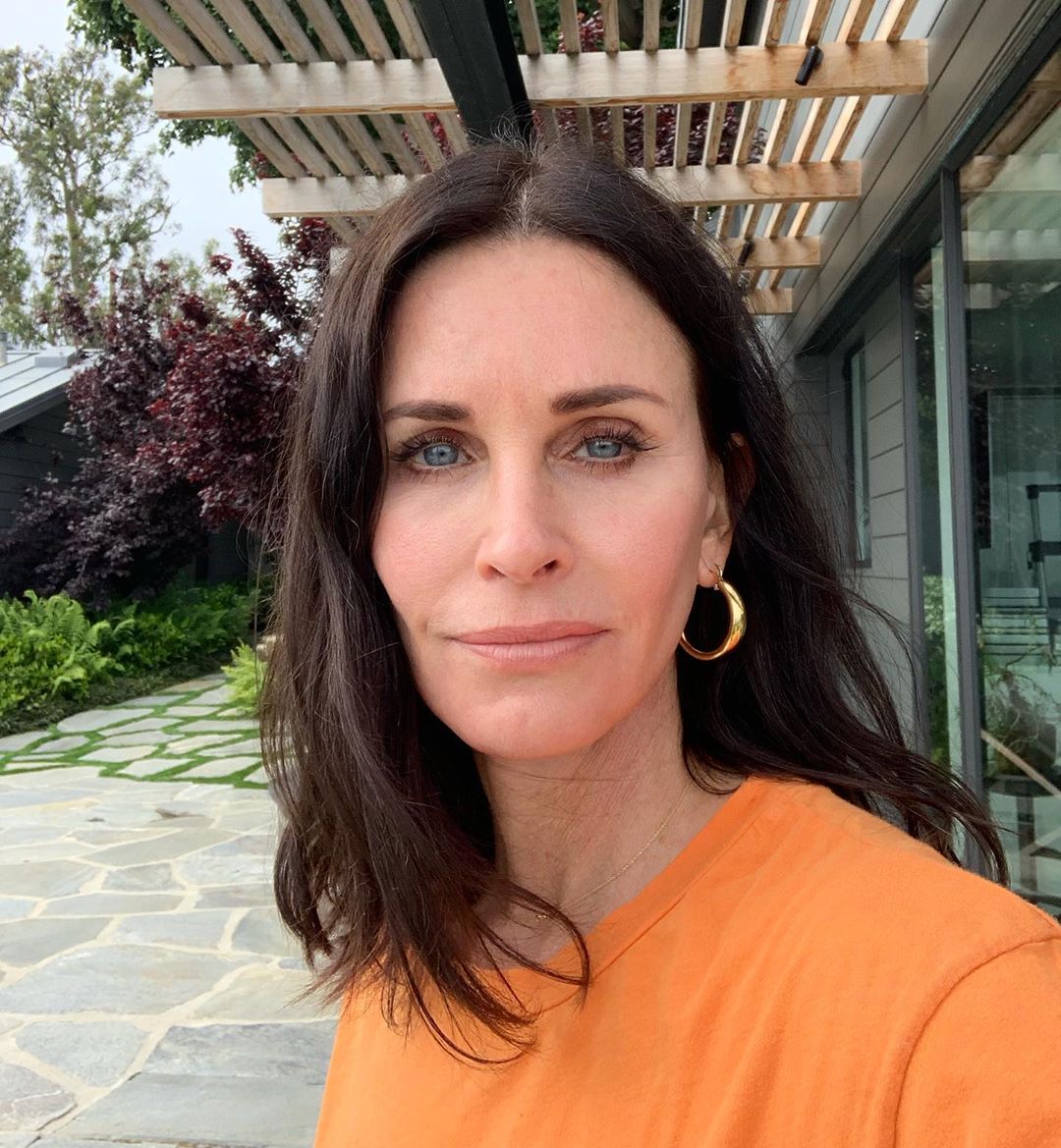 Em foto, Courteney Cox se surpreende com semelhança com Caitlyn Jenner