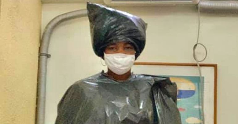 Mulher negra relata ter sido obrigada a vestir sacos de lixo para realizar procedimento dentário