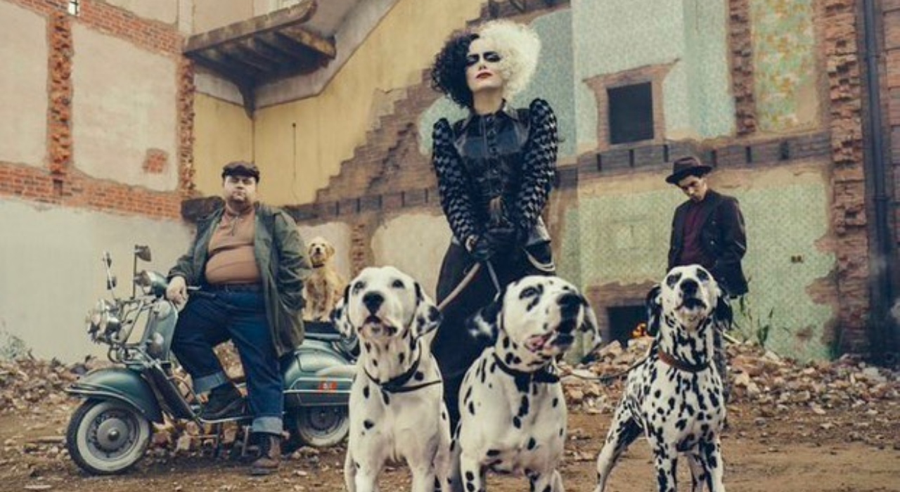 Emma Stone aparece de cabelo vermelho no set de gravações de Cruella