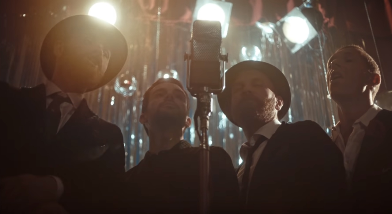 Coldplay lança clipe dançante e romântico para Cry Cry Cry; confira