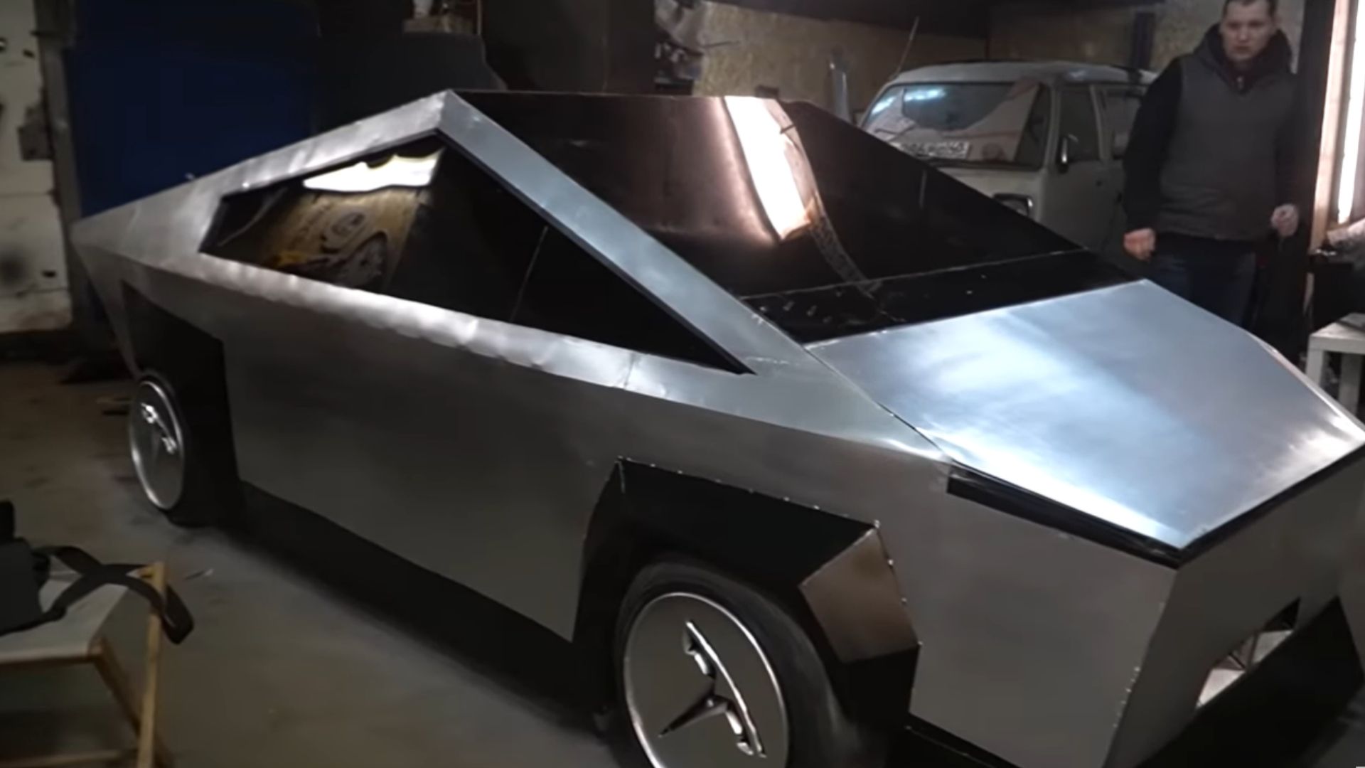 Youtubers russos criam nova versão do Cybertruck da Tesla