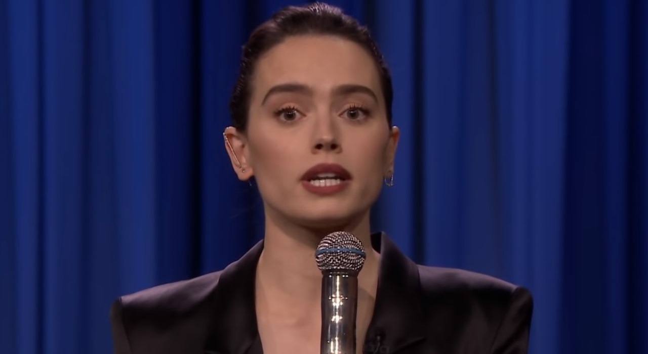 Daisy Ridley relembra história da saga Star Wars com rap apresentado em programa de TV
