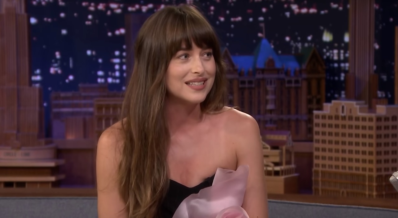 Dakota Johnson diz que está triste com a perda do espaço entre seus dentes