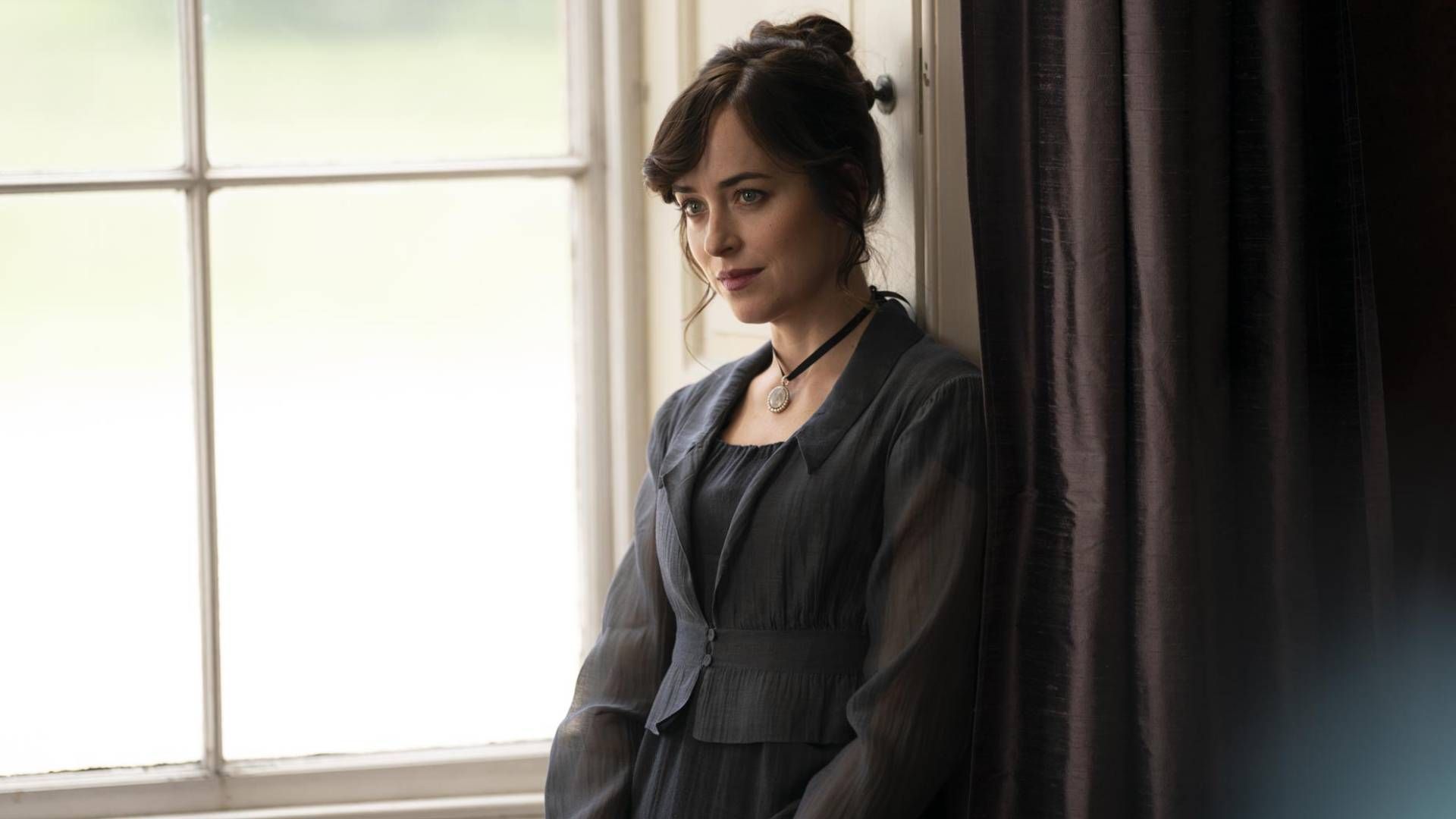Dakota Johnson sofre por antiga paixão no trailer de “Persuasão”; assista