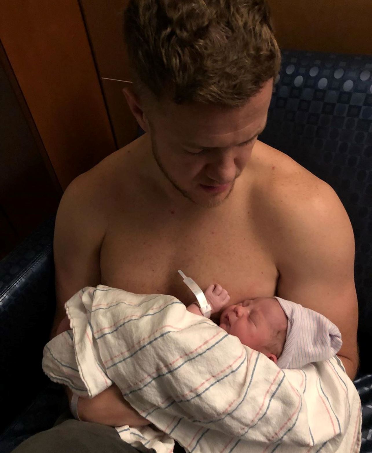 Dan Reynolds, vocalista do Imagine Dragons, revela primeiras fotos com filho recém-nascido