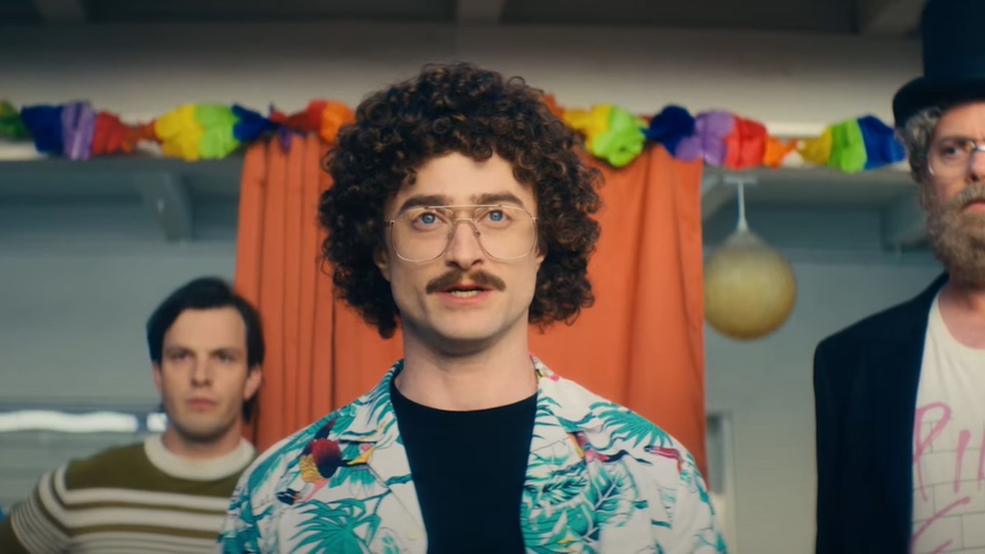 Daniel Radcliffe encarna Weird Al em teaser surpreendente da cinebiografia; assista