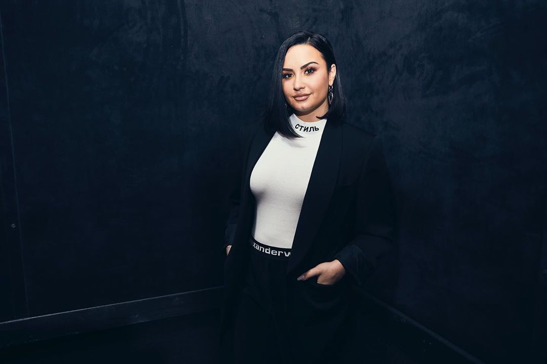 Demi Lovato fala sobre estudar em casa após sofrer bullying: “Foi uma necessidade!”