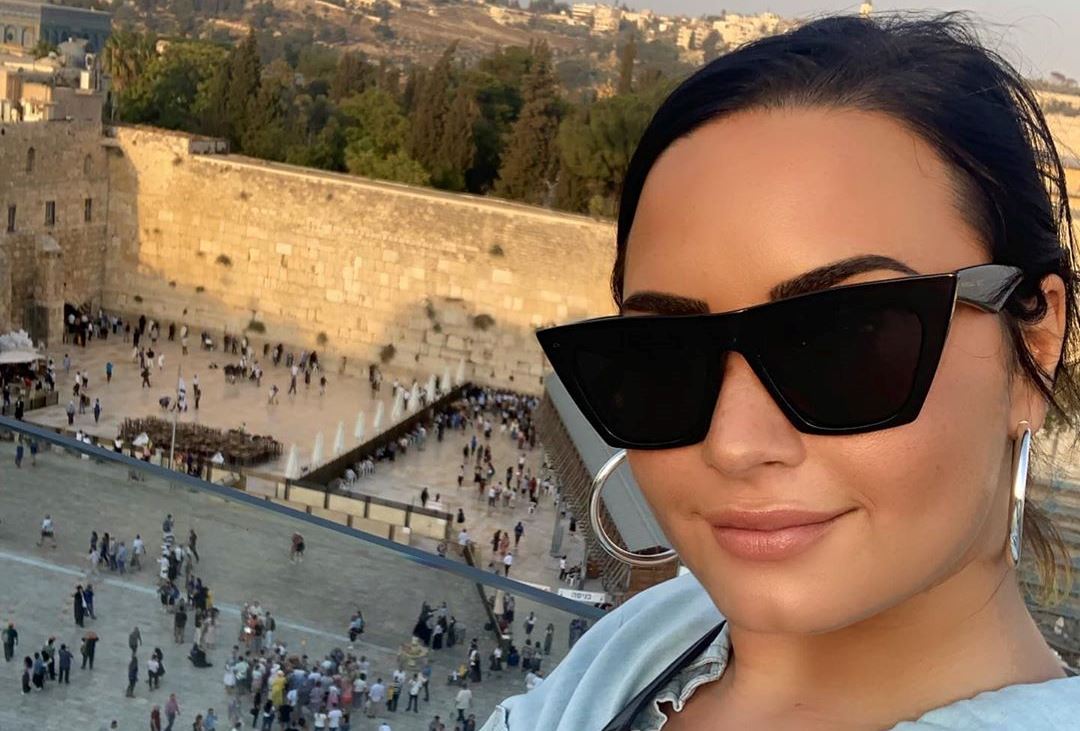 Demi Lovato desabafa sobre viagem para Israel: “Peço desculpas por não ser mais informada”