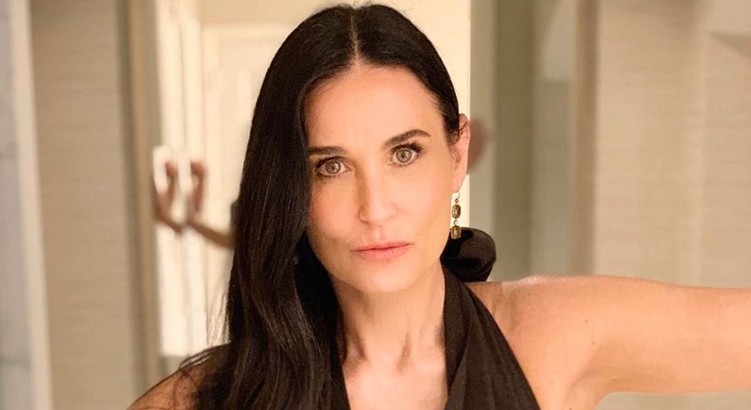 Demi Moore revela que esperou as filhas crescerem para revelar “momentos dolorosos” em seu livro