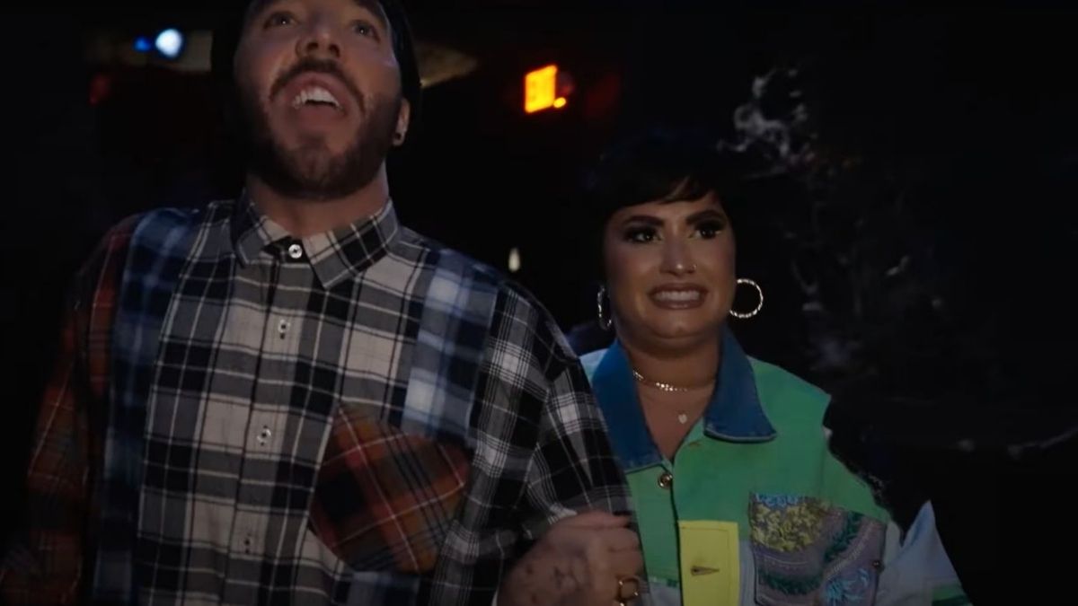 “Unidentified with Demi Lovato” ganha novo vídeo com labirintos de terror em homenagem ao Halloween