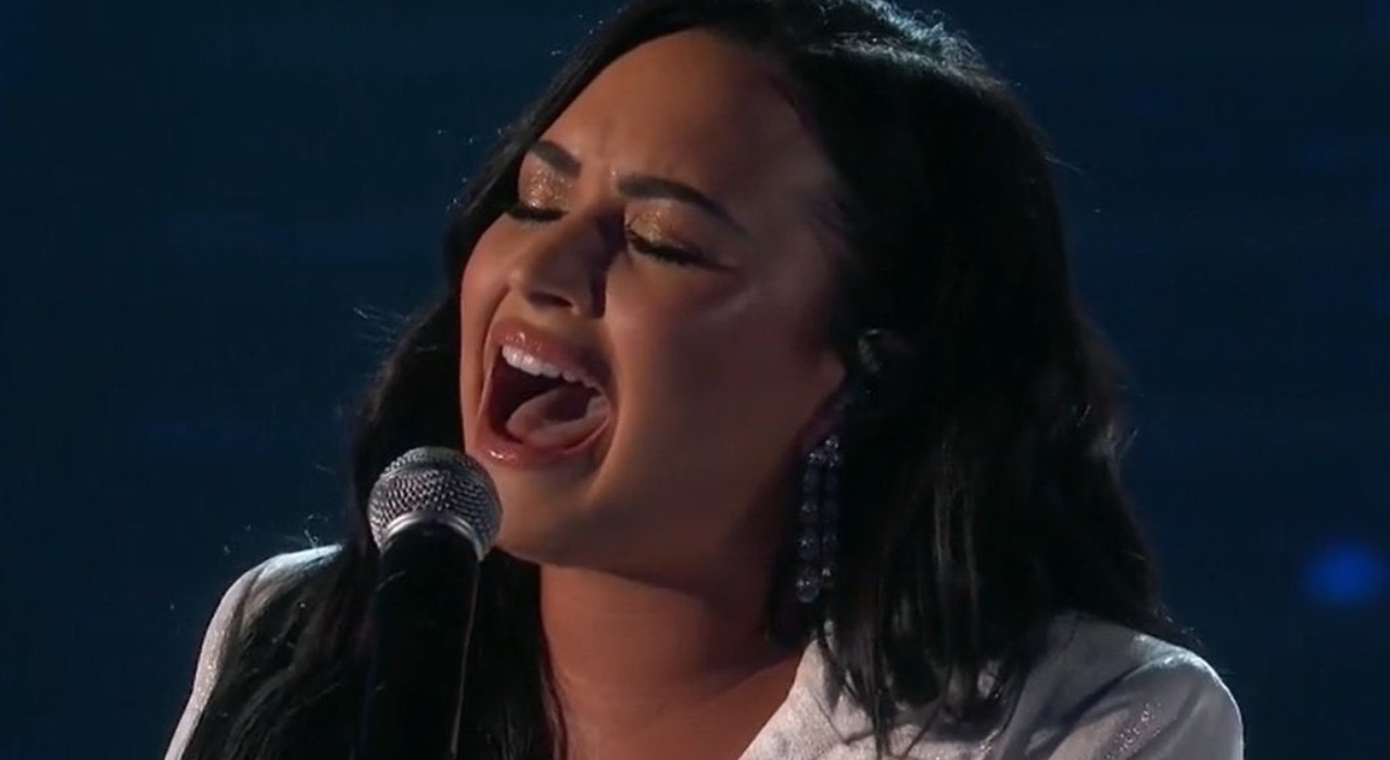 Demi Lovato chora ao se apresentar no palco do Grammy