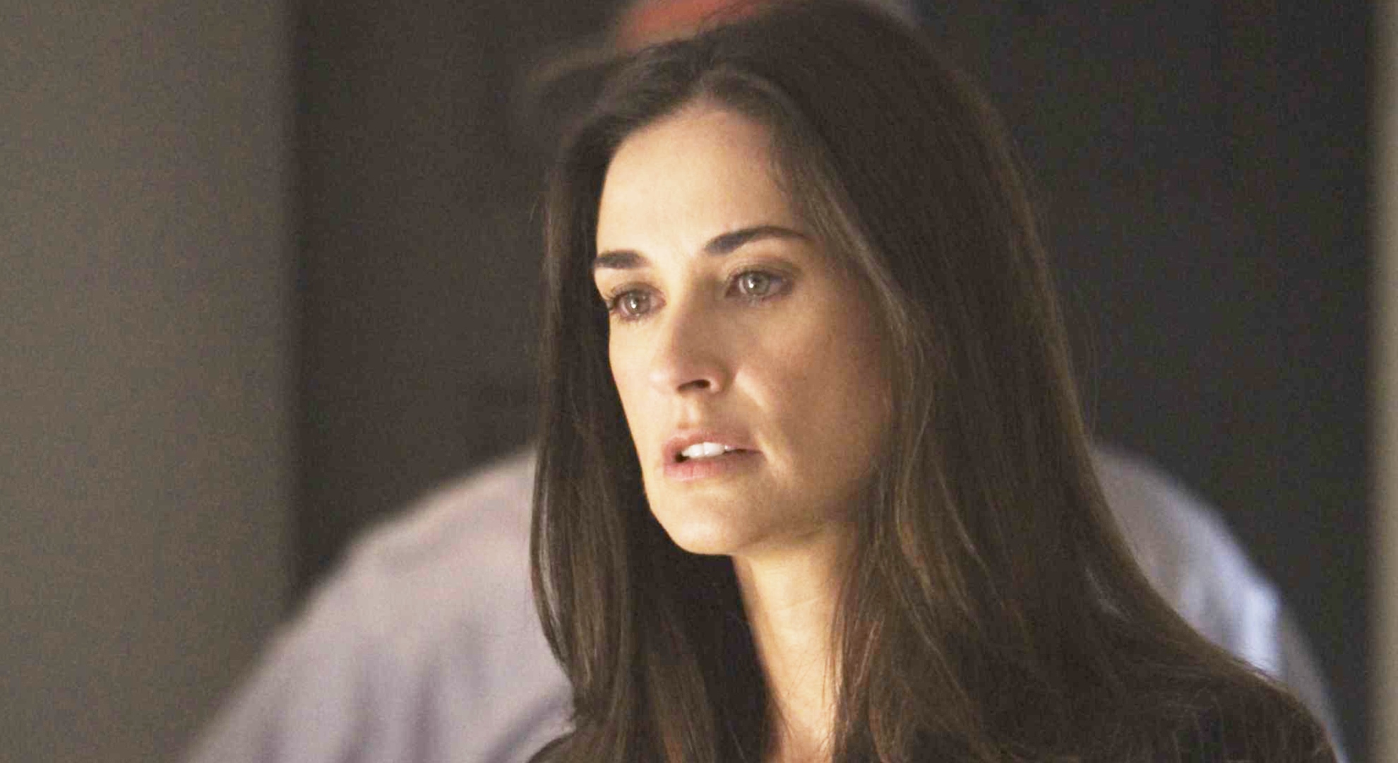 Demi Moore revela que sexo a três foi um dos motivos de divórcio de Ashton Kutcher