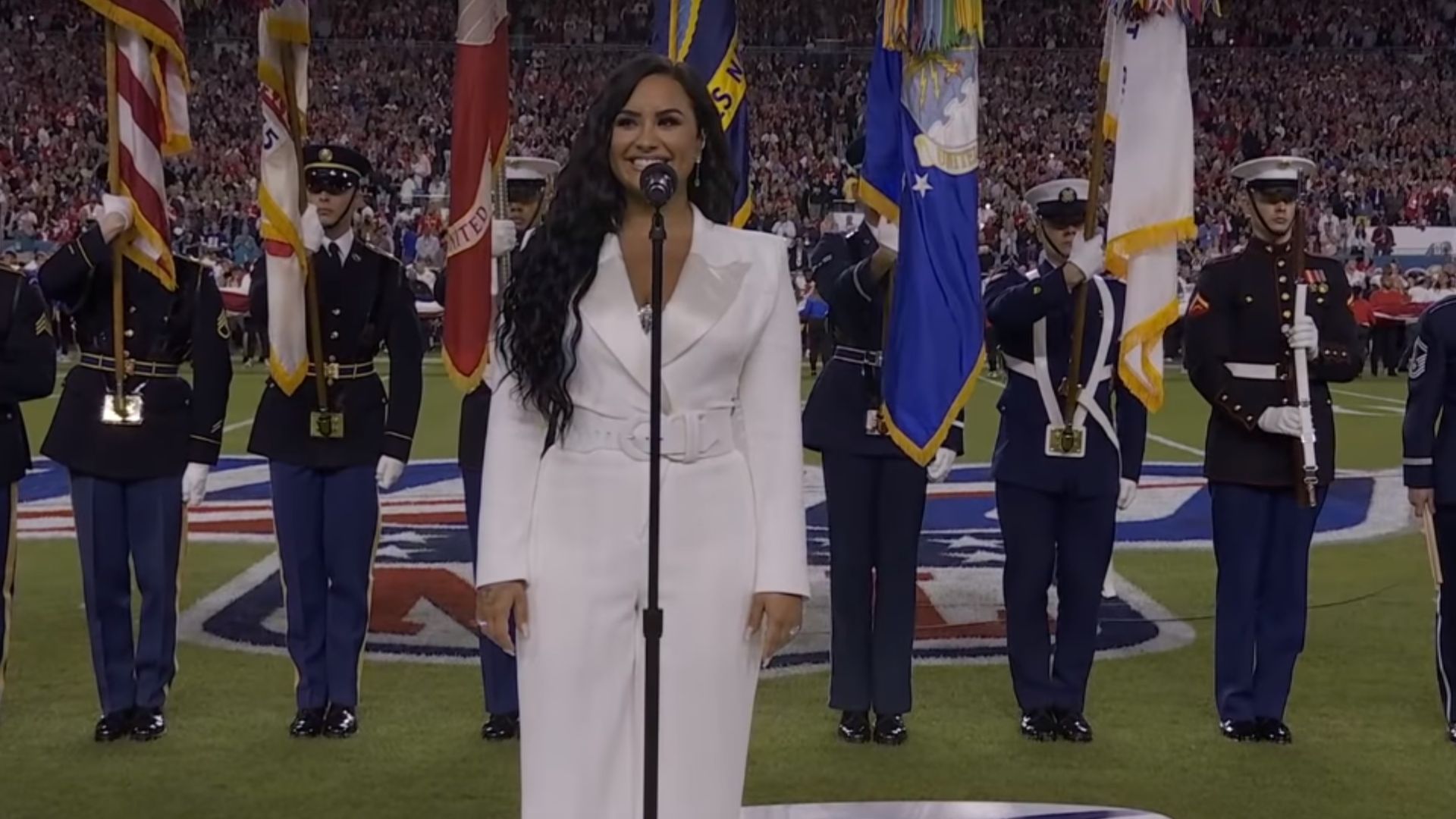 Demi Lovato é aclamada pela crítica ao cantar hino nacional dos EUA no Super Bowl: “A melhor desde Whitney”