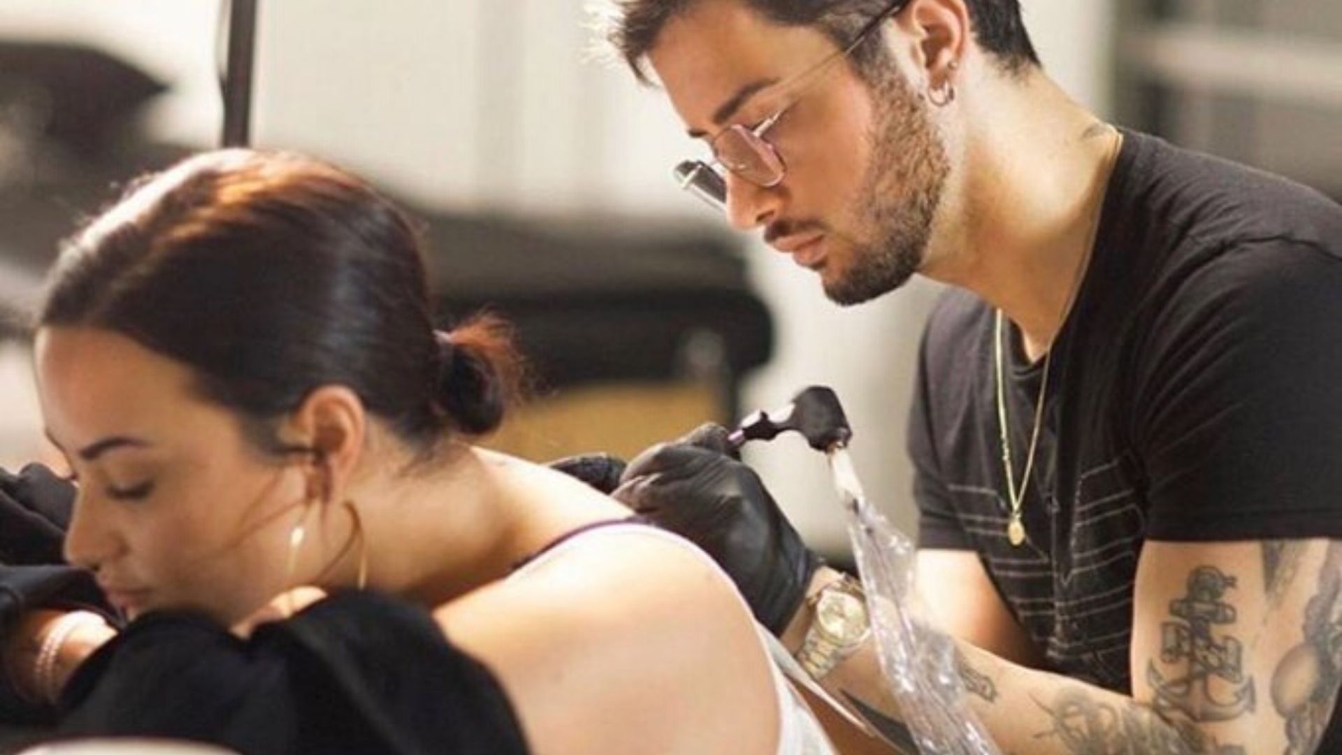 Nova tatuagem de Demi Lovato representa sua trajetória e renascimento; confira