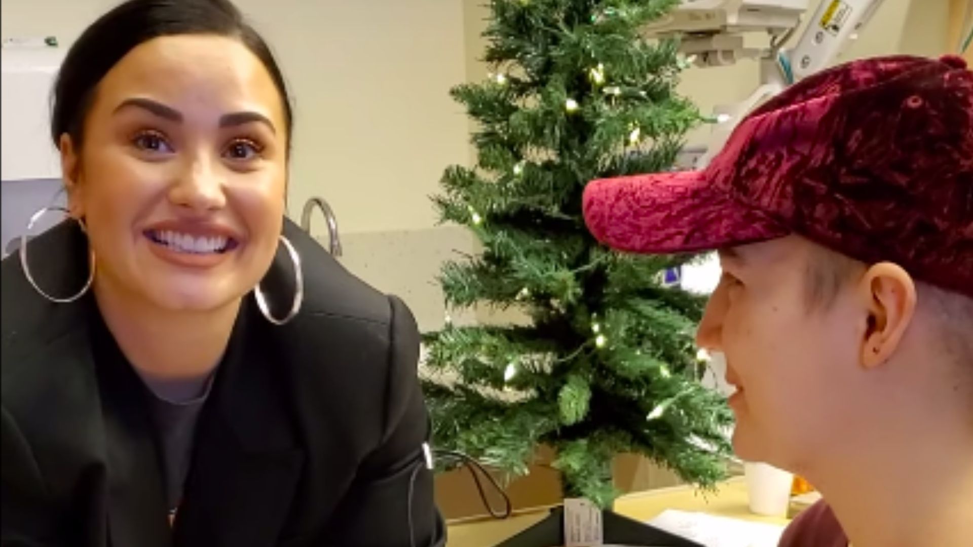 Demi Lovato visita pacientes que lutam contra o câncer em hospital infantil