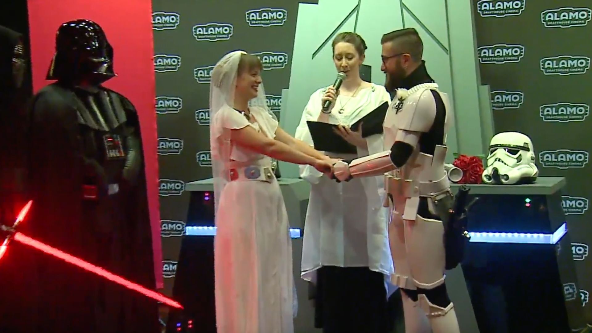 Casais realizam casamentos temáticos antes de assistirem a Star Wars: A Ascensão Skywalker