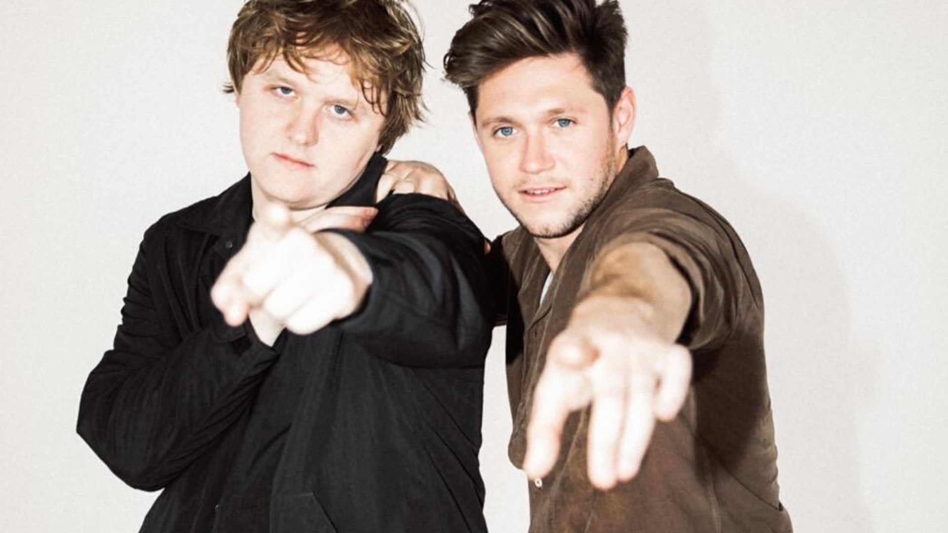 Lewis Capaldi tenta roubar beijo de Niall Horan após BRIT Awards