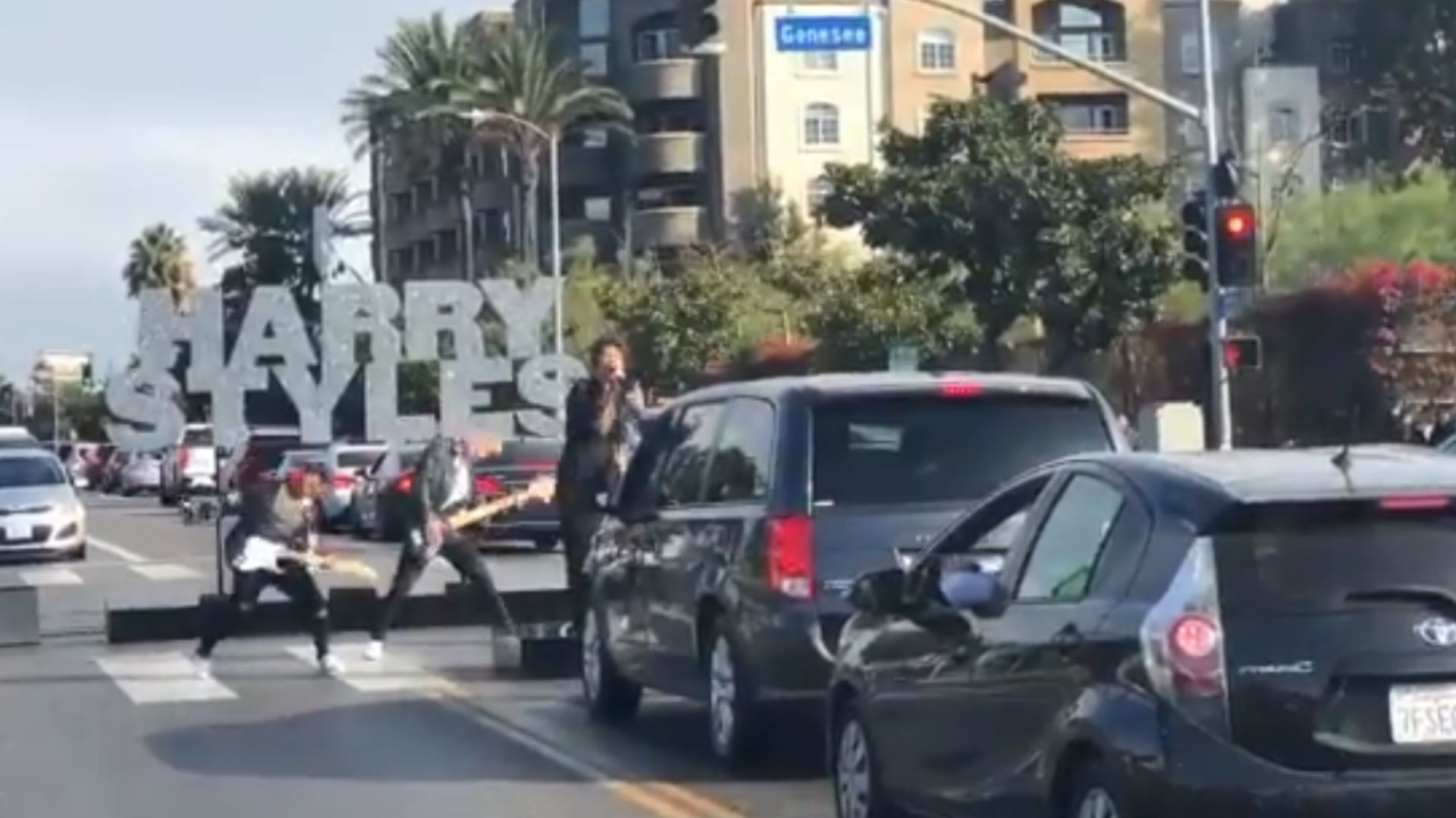 Harry Styles reproduz cena do clipe Sign Of The Times e fica preso em cabos de aço; assista