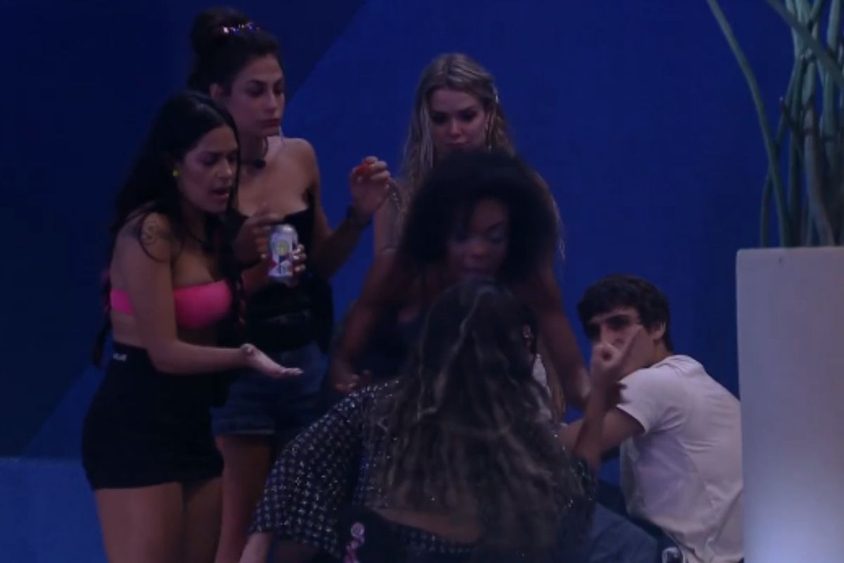 BBB20: Gizelly perde paciência com Felipe Prior na festa: “Se eu falo tudo o que sei, a casa cai! “