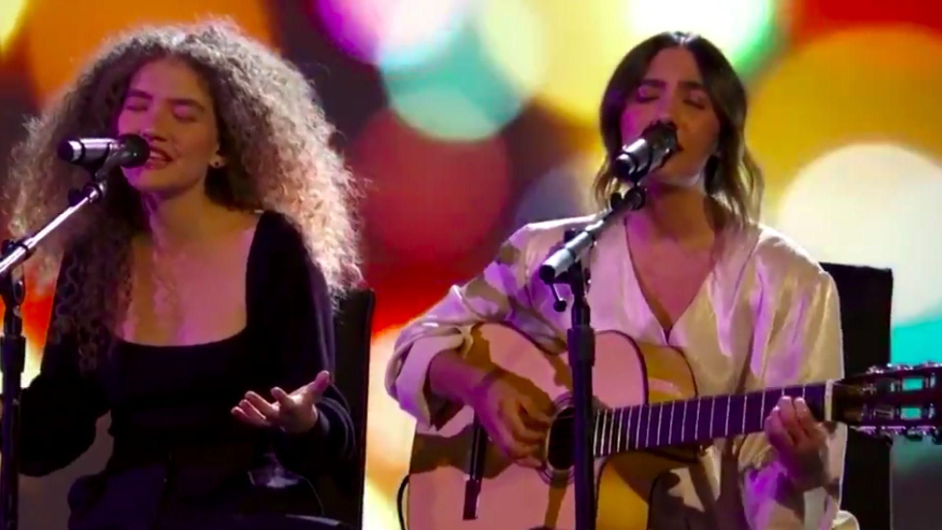 Anavitória vence categoria do Grammy Latino e cantora chilena mostra os seios como forma de protesto no tapete vermelho; confira todos os destaques da premiação