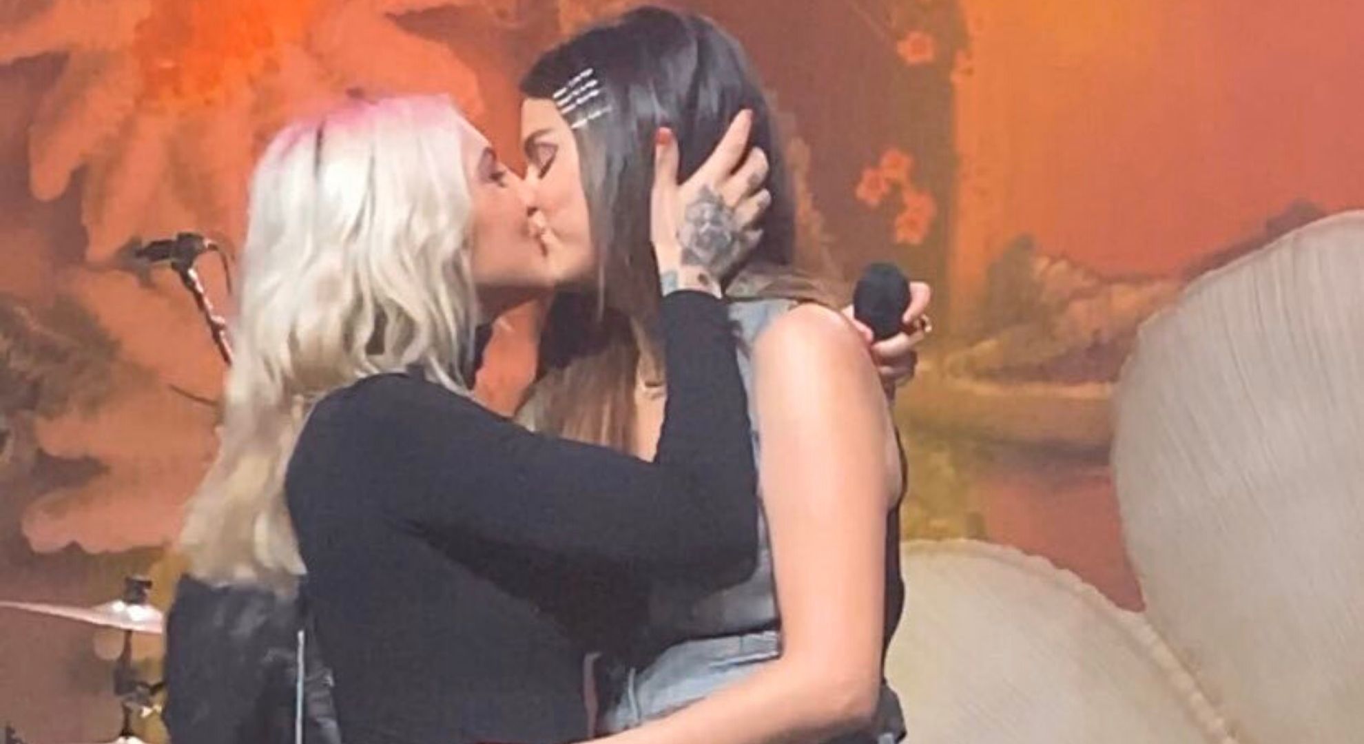Selena Gomez e Julia Michaels cantam “Anxiety” e se beijam em show