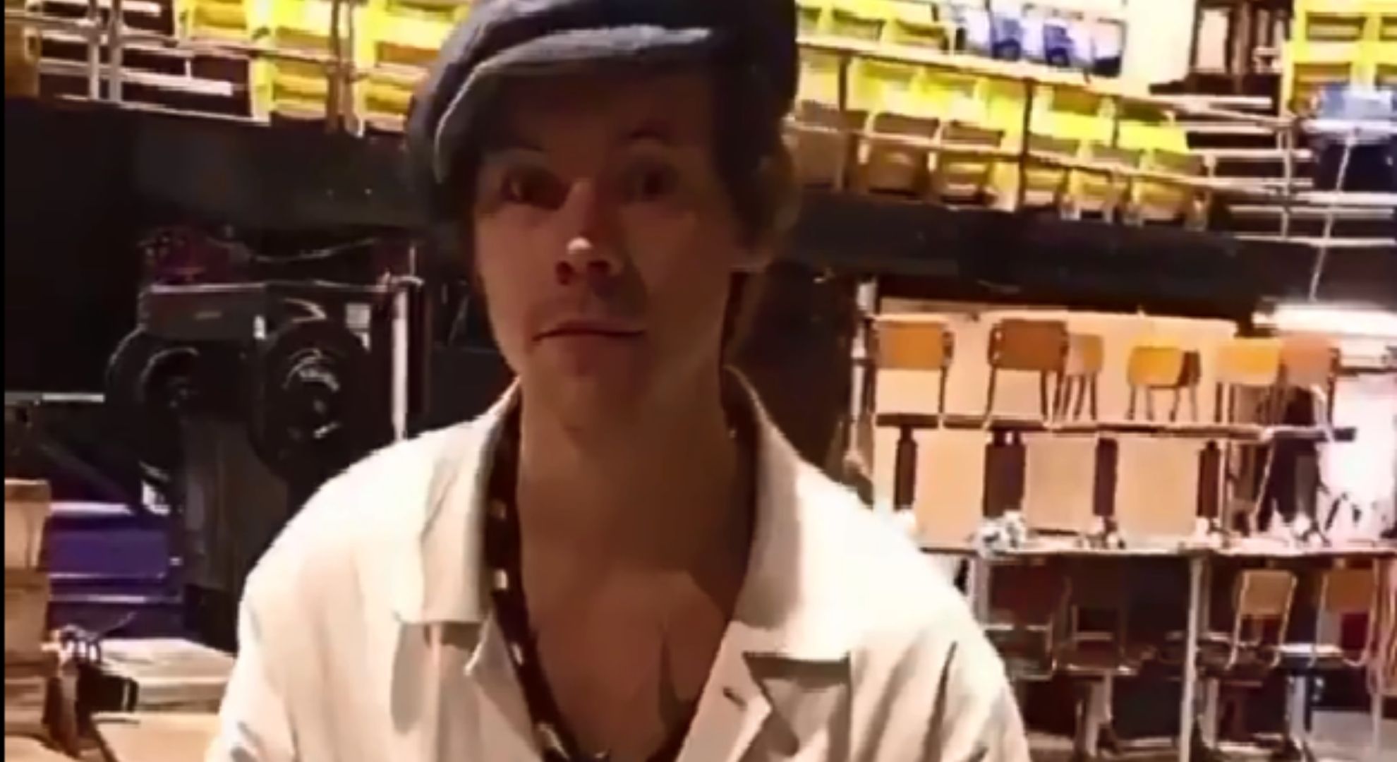 Harry Styles foge de redes sociais em vídeo para o SNL