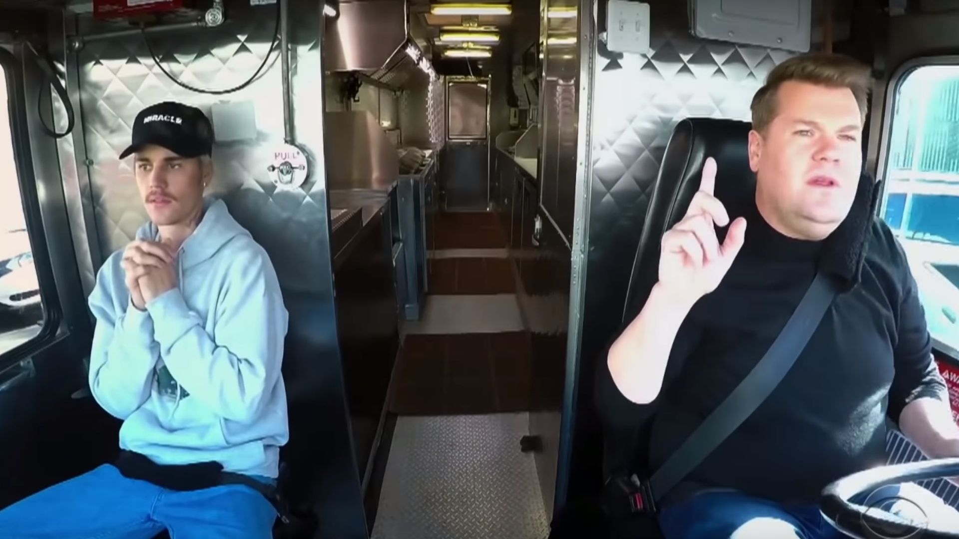 Justin Bieber abre food truck ‘Yummy’ ao lado de James Corden