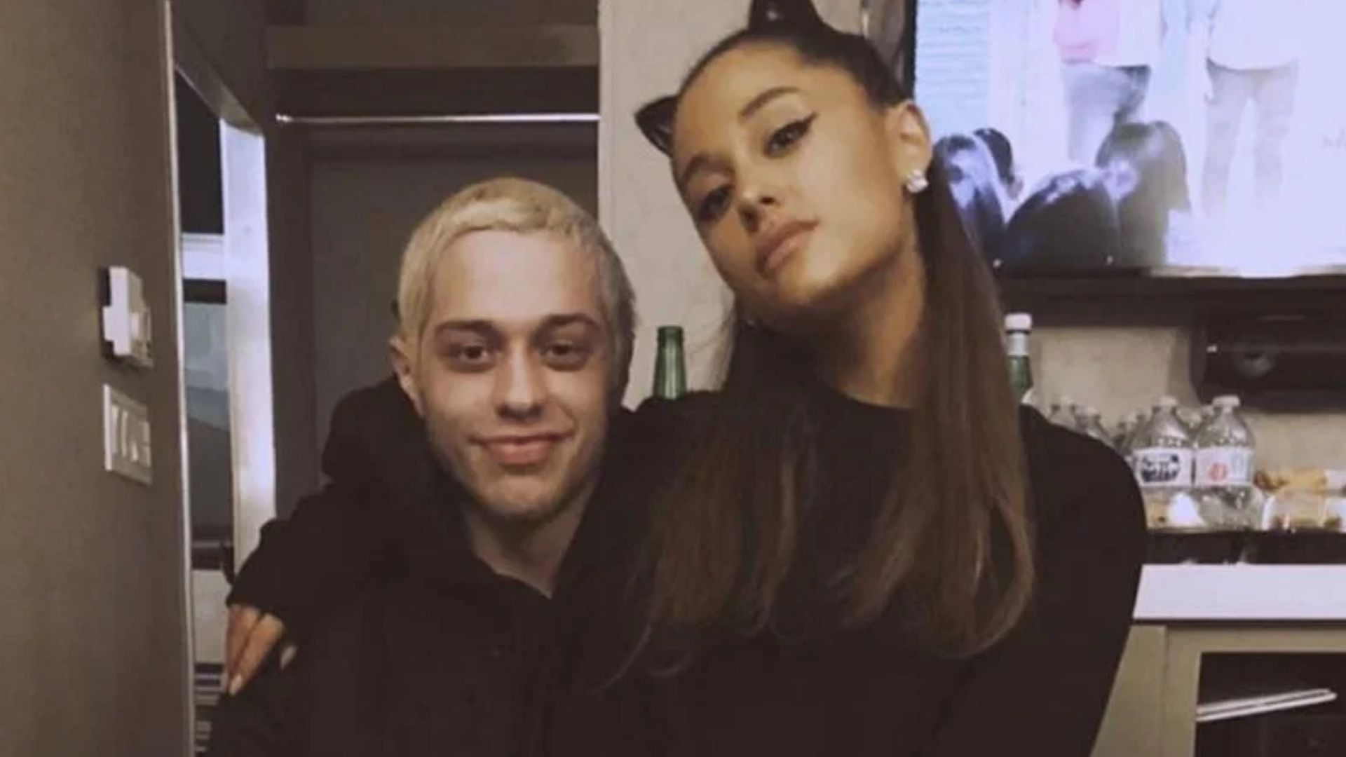 Ariana Grande é atacada em novo show de ex-namorado, Pete Davidson