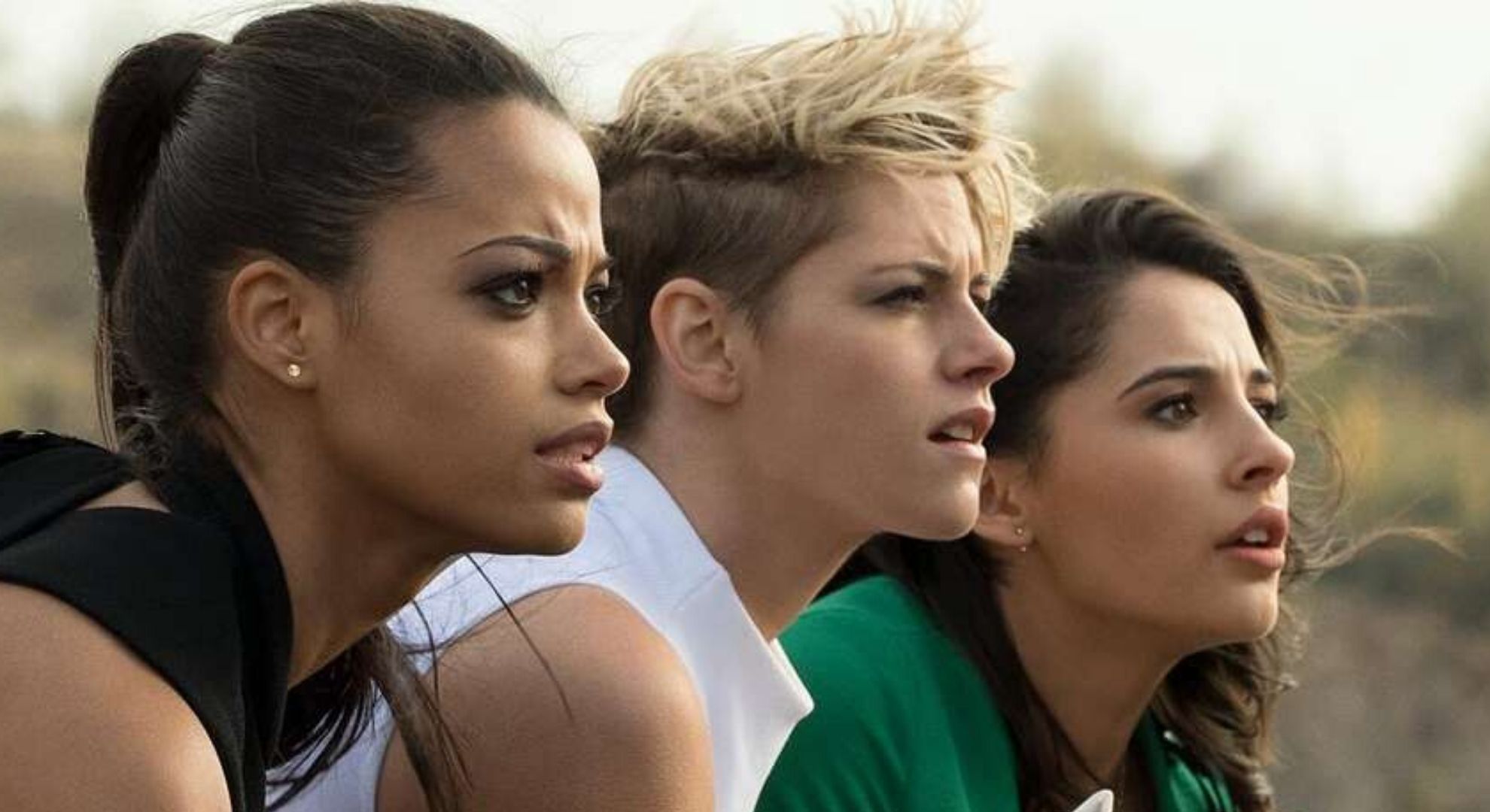 Elizabeth Banks fala sobre personagem de Kristen Stewart ser abertamente gay em As Panteras
